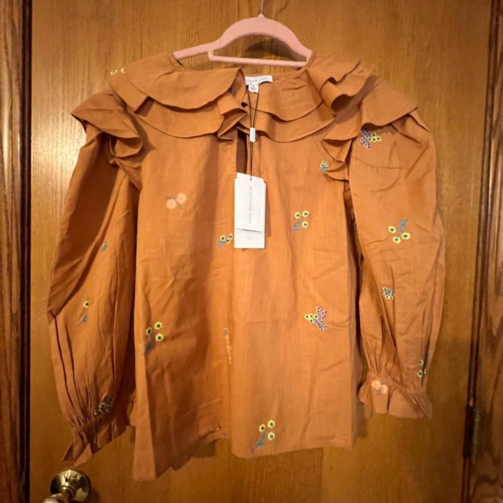 NWT Something Navy Womens ruffled blouse with embroidered flowers Med‎